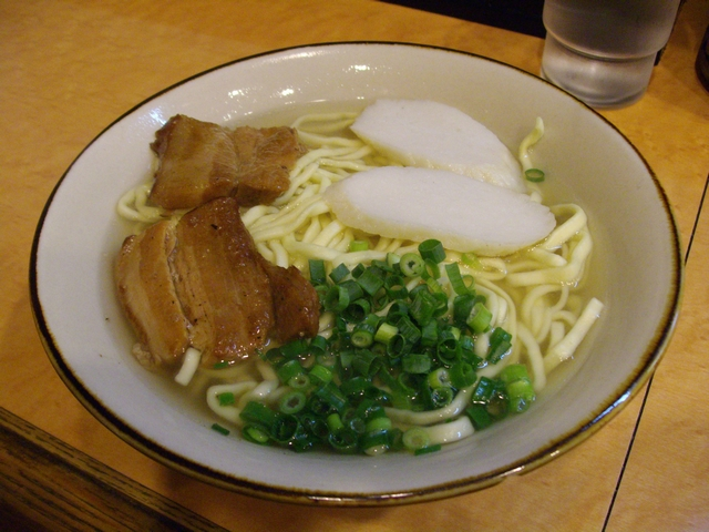 沖縄そば　三枚肉　かまぼこ　そば