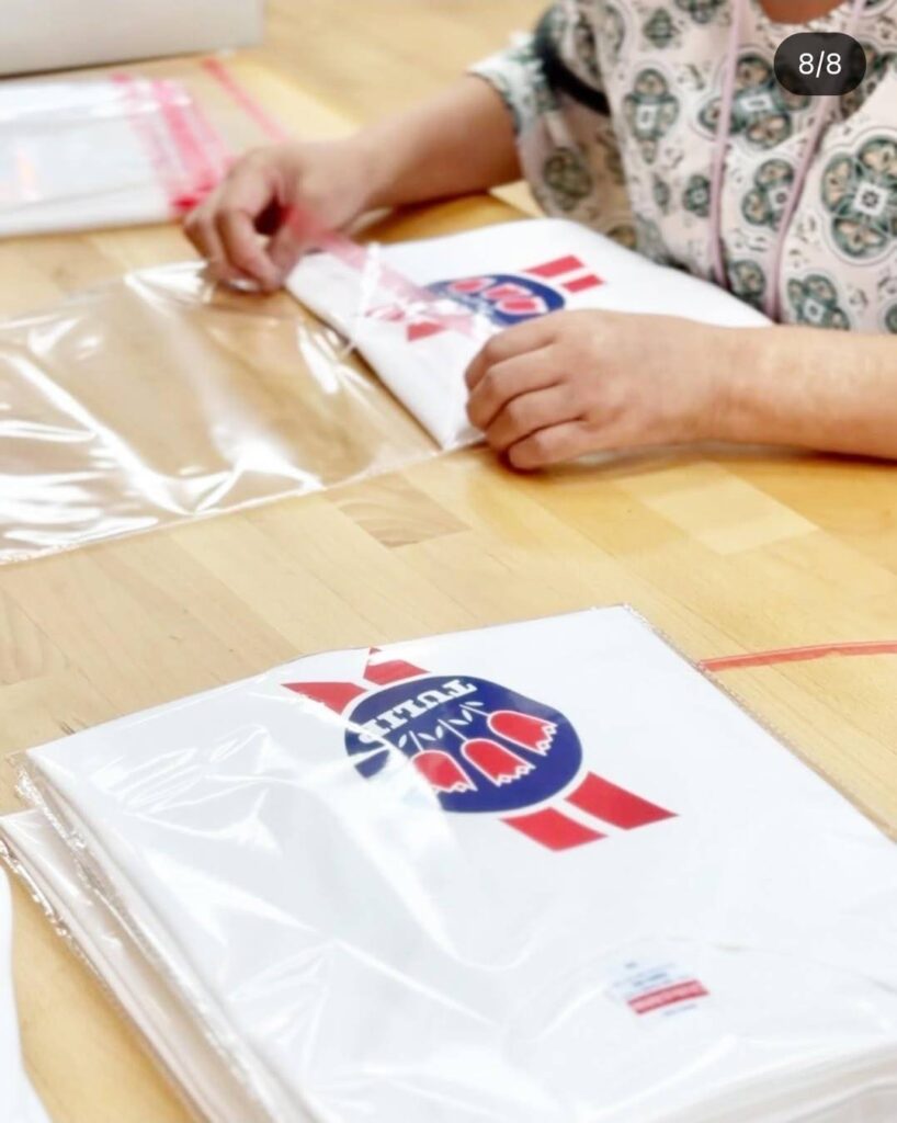 チューリップＴシャツ 梱包作業中